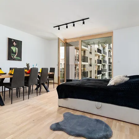 Bright Royal Elegance